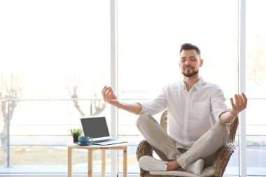 Meditasyon mutlu genç adam
