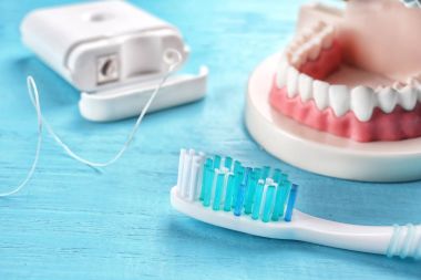Diş fırçası, diş ipi ve plastik çene 