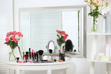 Dekoratif kozmetik kümesi