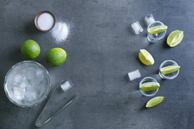 Tekila kireç dilimleri ile