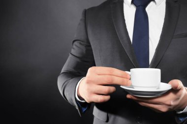 Genç adam Kupası ile poz