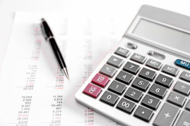 Hesap makinesi, dolar ve kalem faturası