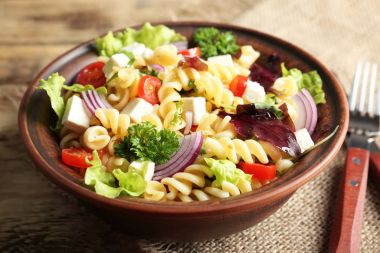 Lezzetli makarna salatası