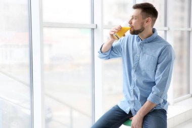 Yakışıklı adam suyu ile poz