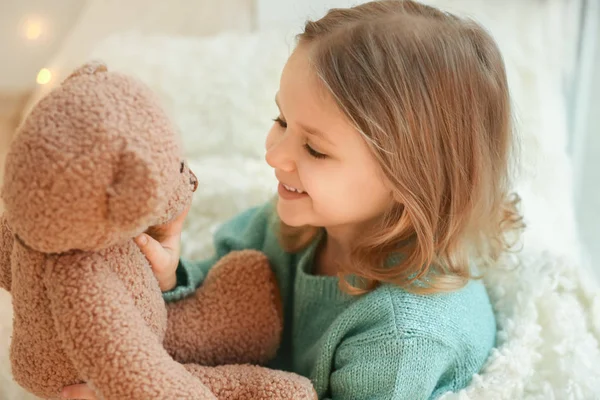 Söt liten flicka med nalle — Stockfoto