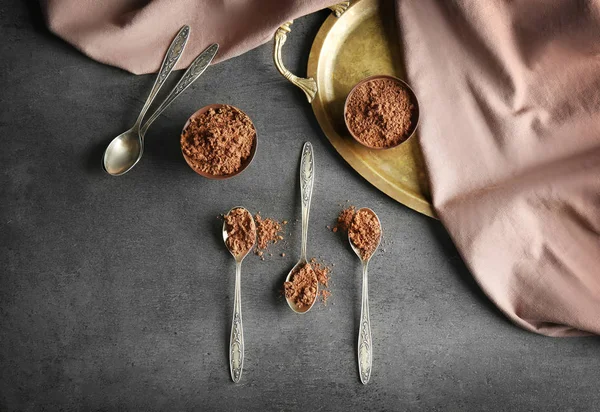 Металеві ложки та миски з какао-порошком — стокове фото