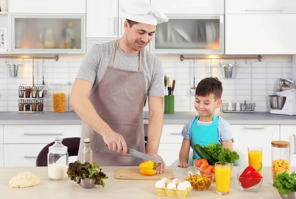 Pai e filho cozinhar — Fotografia de Stock