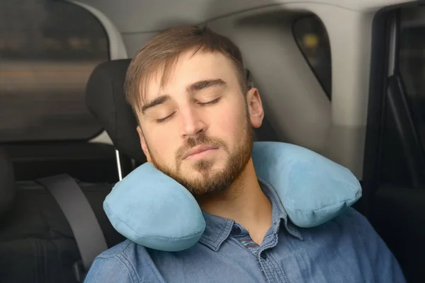 睡在车里的年轻男人 — 图库照片