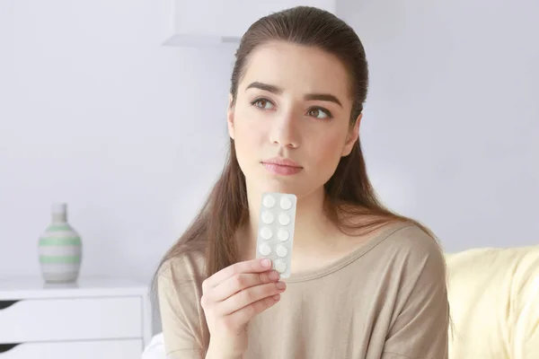 Mujer joven con pastillas — Foto de Stock