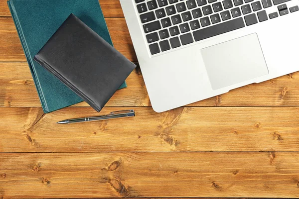 Laptop mit Notebooks und Stift — Stockfoto