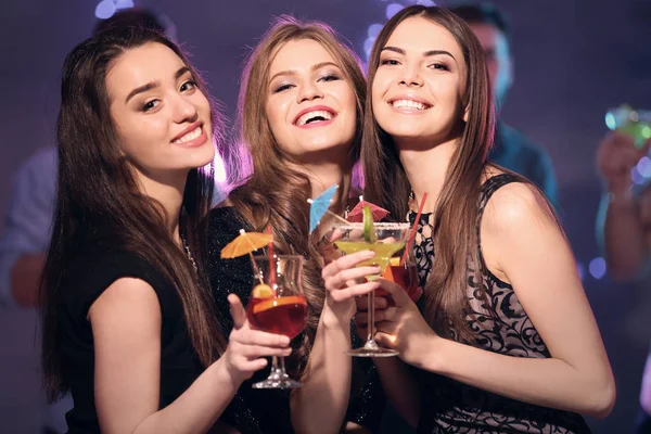 Friends with tasty cocktails — Stock Photo, Image