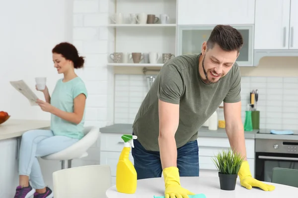 Homem limpeza cozinha — Fotografia de Stock
