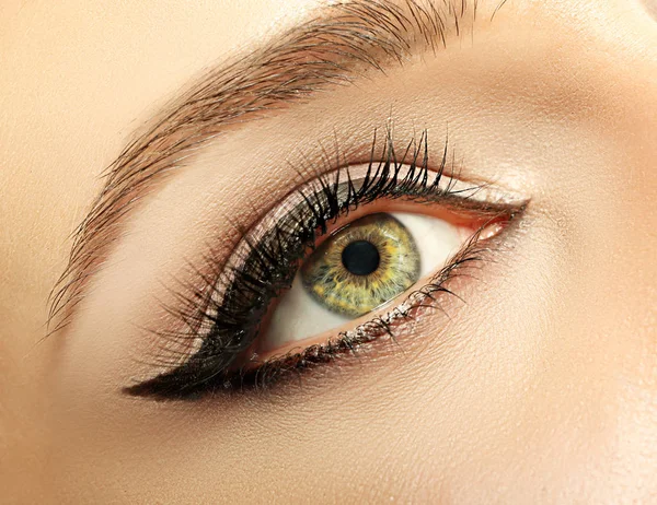 Mooie make-up met eyeliner — Stockfoto