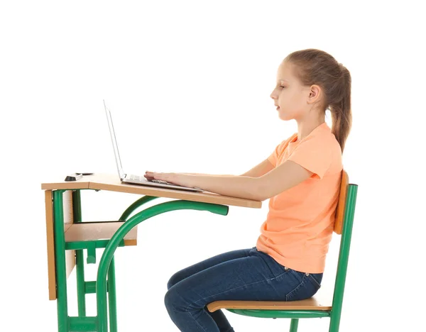 Beyaz arka plan üzerinde masa başında oturan kız öğrenci — Stok fotoğraf