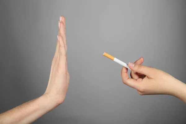 Жінка відмовляється від запропонованої сигарети — стокове фото