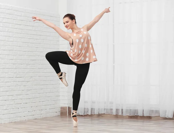 Jonge mooie ballerina opleiding — Stockfoto