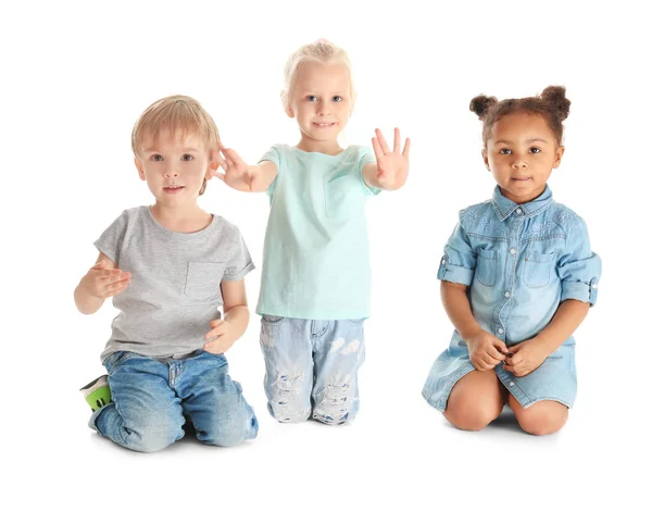 Lindos niños pequeños sobre fondo blanco — Foto de Stock