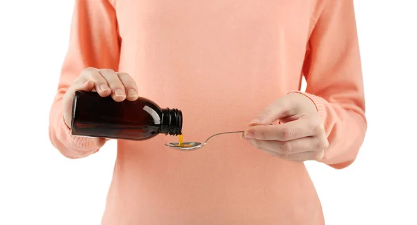 Mulher derramando xarope de remédio em colher — Fotografia de Stock