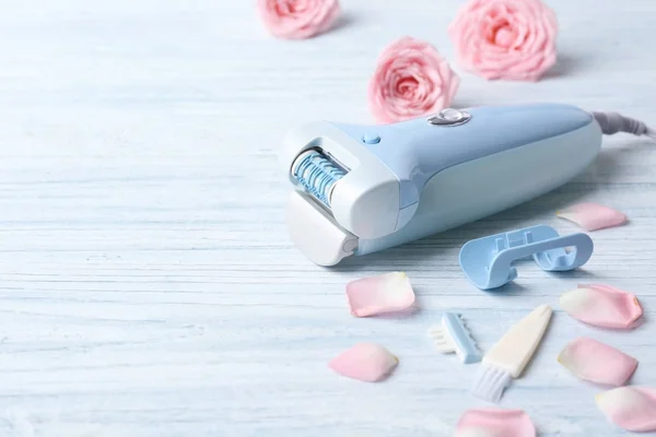 Moderna epilator med tillbehör — Stockfoto