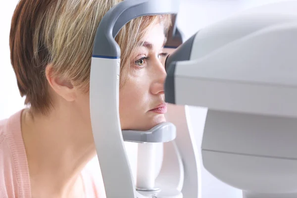 Medición de la presión intraocular de la mujer — Foto de Stock