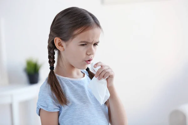 Niedliches kleines Mädchen mit Allergie — Stockfoto