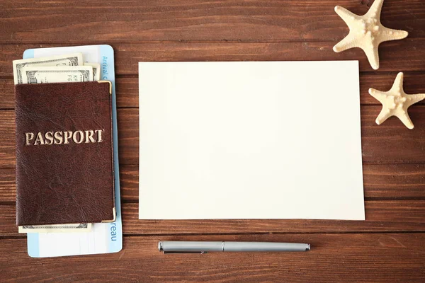 Passaporte, página do bloco de notas em branco e caneta — Fotografia de Stock