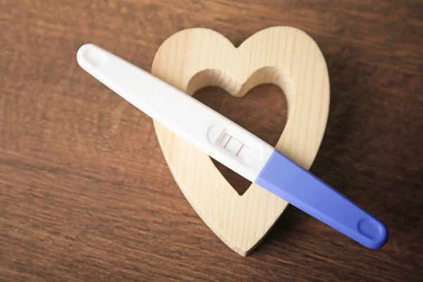 Тест на беременность и сердце — стоковое фото