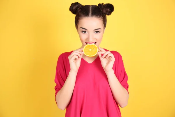 Vacker ung kvinna med apelsin — Stockfoto