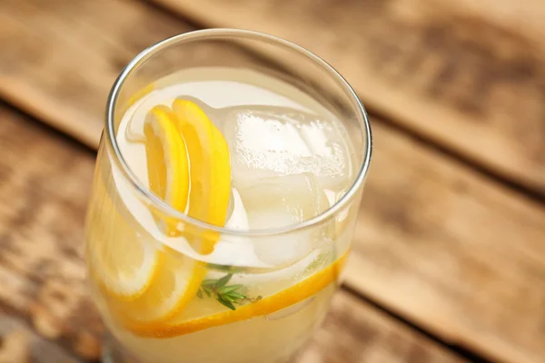Освіжаючий коктейль з лимоном — стокове фото
