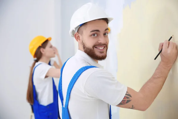 Casal renovando apartamento — Fotografia de Stock