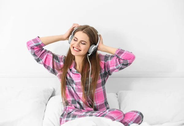 Mooie jonge vrouw luisteren naar muziek — Stockfoto