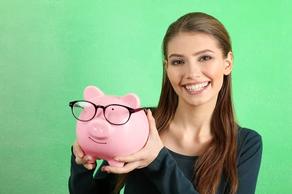 Mulher com banco porquinho — Fotografia de Stock