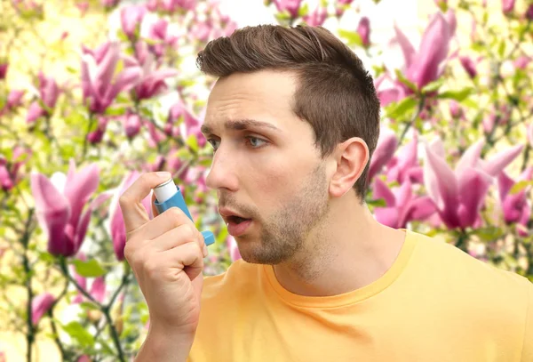 Uomo che utilizza l'inalatore di asma — Foto Stock