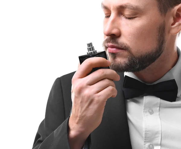 Snygg ung man som använder parfym — Stockfoto