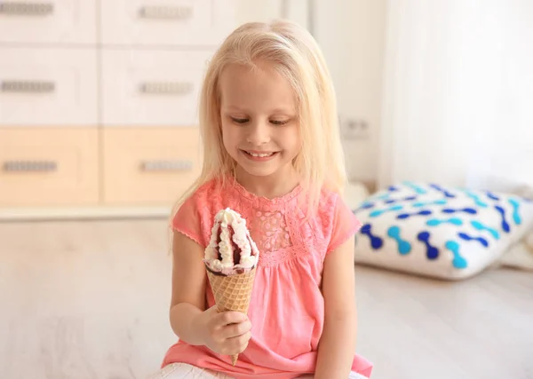 Маленькая девочка ест мороженое — стоковое фото