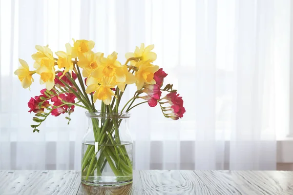 Váza s krásnými květinami — Stock fotografie