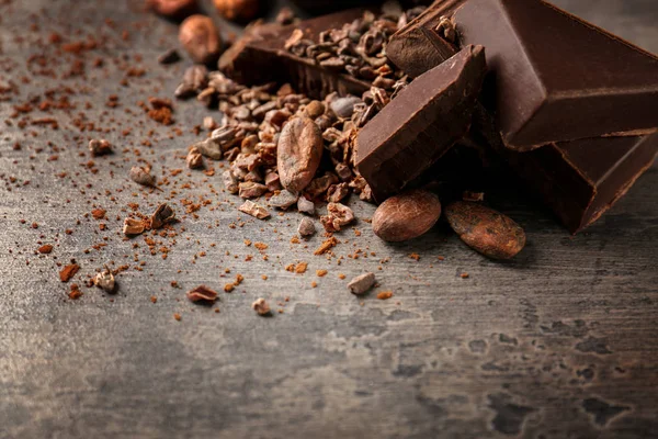 Cocoa biji dan potongan cokelat — Stok Foto