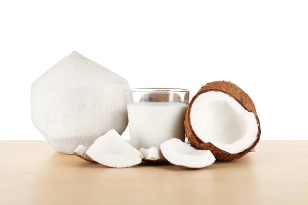 Стакан кокосового молока с орехами — стоковое фото