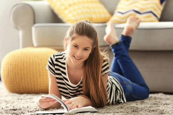 Jolie adolescente fille lecture livre — Photo