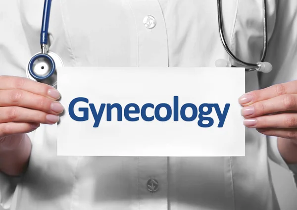 Врач держит бумагу со словом GYNECOLOGY — стоковое фото