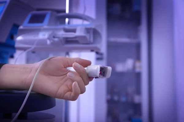 Patient with pulse oxymeter in operating room, closeup — Stock Photo, Image