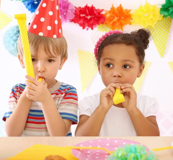 Leuke lieve kinderen viert verjaardag op feestje — Stockfoto