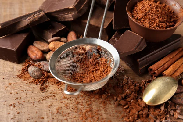 Sieb mit aromatischem Kakaopulver — Stockfoto