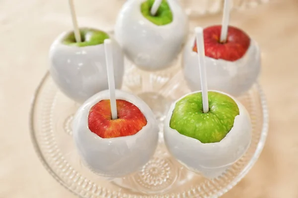 Стеклянный стенд с яблоками — стоковое фото