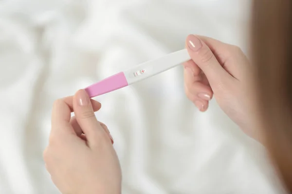 Pregnancy test in female hands — Stock Photo, Image