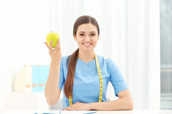 Nutricionista feminina com frutas diferentes — Fotografia de Stock