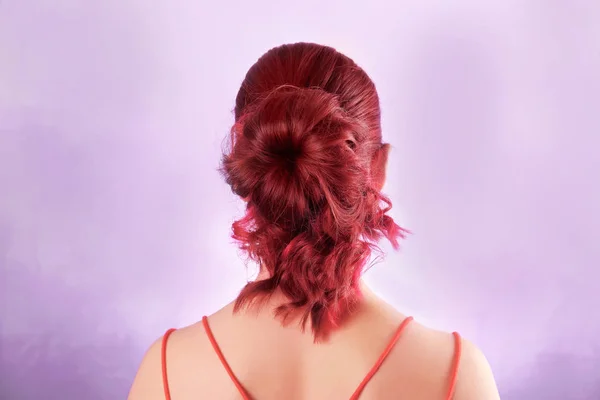 Gyönyörű fiatal nő, festett haj — Stock Fotó
