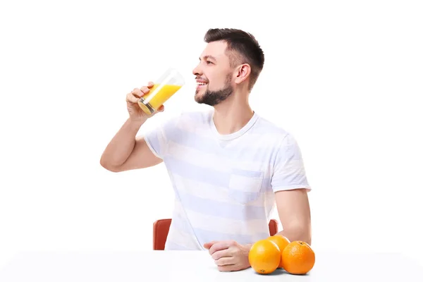 英俊的男人，和果汁的合影 — 图库照片