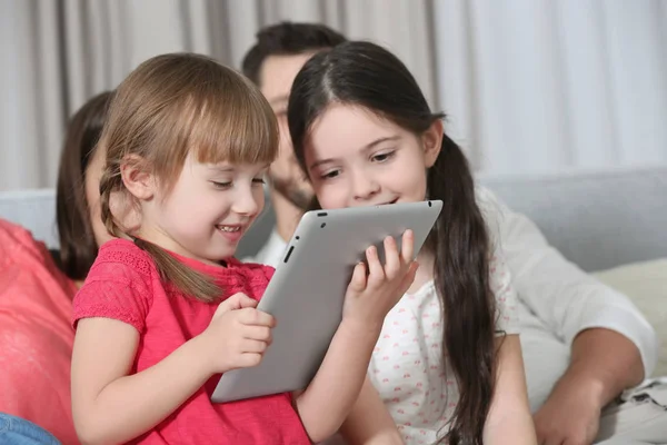 Petites Filles Avec Tablette Maison — Photo