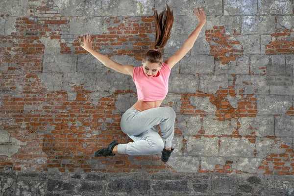 Bailarina de hip hop sobre fondo grunge —  Fotos de Stock